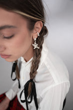 Load image into Gallery viewer, Flower Splash single earring