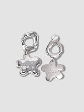 Load image into Gallery viewer, Flower Dangling Earrings