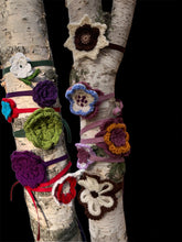 Load image into Gallery viewer, Knitted flower collars