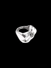 Load image into Gallery viewer, Big Daisy Ring
